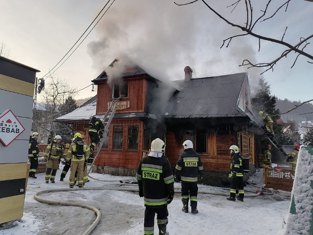 Dzisiaj 26 grudnia około godz. 14.30 doszło do pożaru w zabytkowym, drewnianym budynku przy ul. Myśliwskiej w Szczyrku, gdzie znajdowały się apartamenty do wynajęcia. Zobacz kolejne zdjęcia. Przesuwaj zdjęcia w prawo - naciśnij strzałkę lub przycisk NASTĘPNE