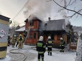 Pożar zabytkowego domu w Szczyrku, ogień przy bielskiej ul. Laskowej. Pracowite święta strażaków z powiatu bielskiego