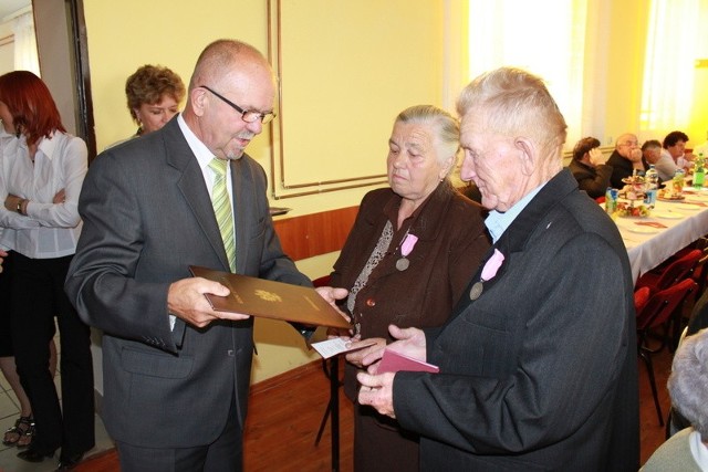 Każda z par obchodzących jubileusz z rąk wójta Łopuszna, Zdzisława Oleksiewicza otrzymała medale i pamiątkowe dyplomy.