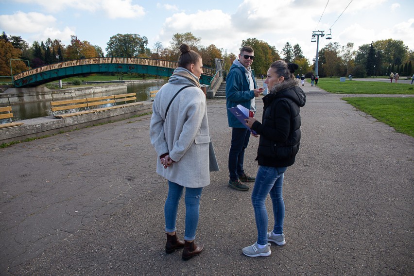 Społecznicy skupieni wokół Stowarzyszenia Nasz Park zbierają...