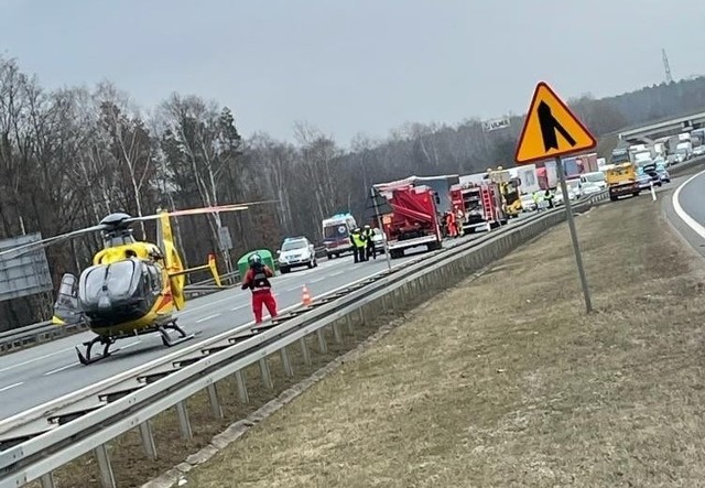 Wypadek na autostradzie A4 w Mysłowicach.Zobacz kolejne zdjęcia. Przesuwaj zdjęcia w prawo - naciśnij strzałkę lub przycisk NASTĘPNE