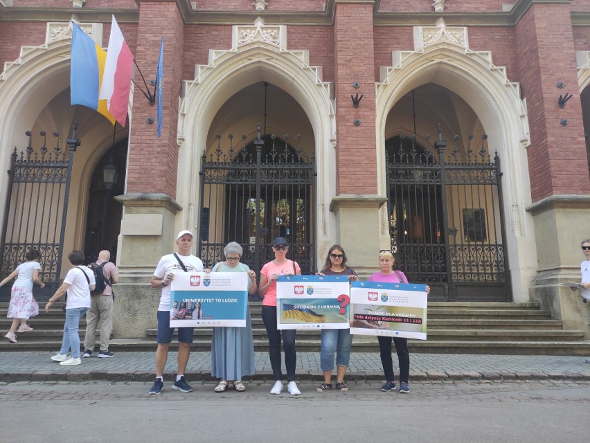 Protest wolontariuszy i studentów przed Collegium Novum przy...