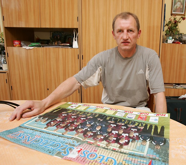 Jerzy Stańczak czasami przygląda się plakatowi obecnej drużyny Pogoni.