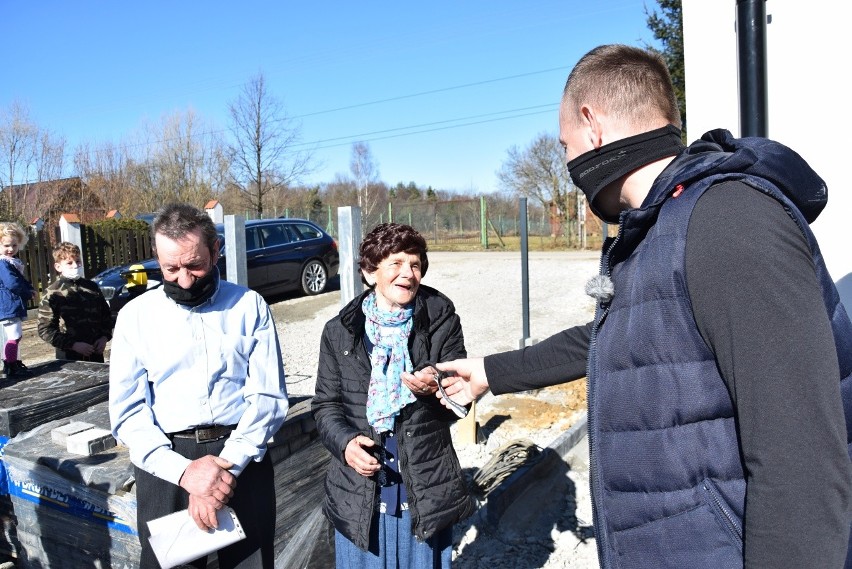 Przekazanie kluczy do nowego domu w Olszowicach. Gospodarzom...