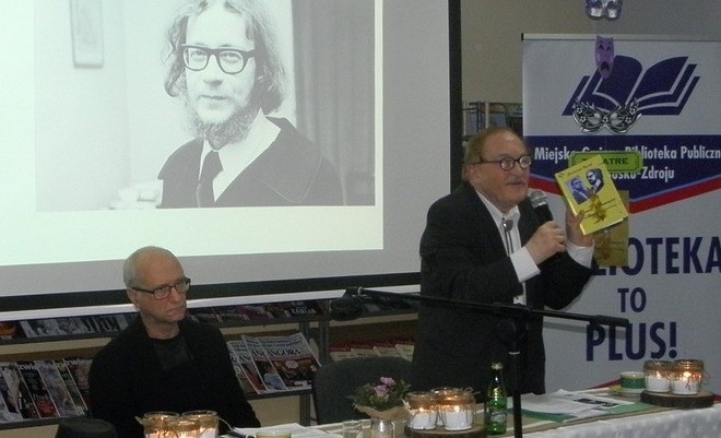 Stanisław Nyczaj gościł w buskiej bibliotece, prezentując...