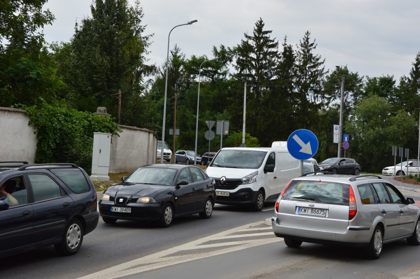 Ciasne i wiecznie zatłoczone skrzyżowanie DK 94 z ul....