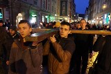 Akademicka Droga Krzyżowa we Wrocławiu. Studenci nieśli krzyż przez Rynek i modlili się [ZDJĘCIA]