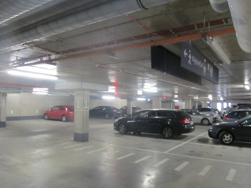 Parking Nowy Targ: Trzy poziomy, 333 miejsca i... 20 aut (ZDJĘCIA)