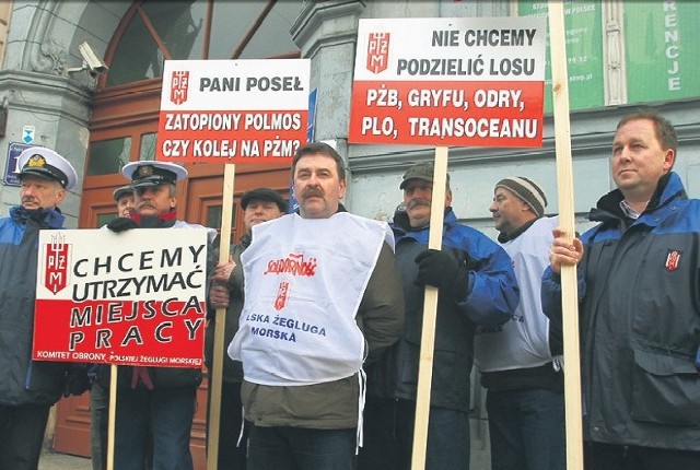 Związkowcy PŻM demonstrowali przed siedzibą Platformy Obywatelskiej w Szczecinie. Odczytali petycję do Renaty Zaremby. Posłanka, jako jedyna z zachodniopomorskich parlamentarzystów opowiada się za komercjalizacją PŻM.