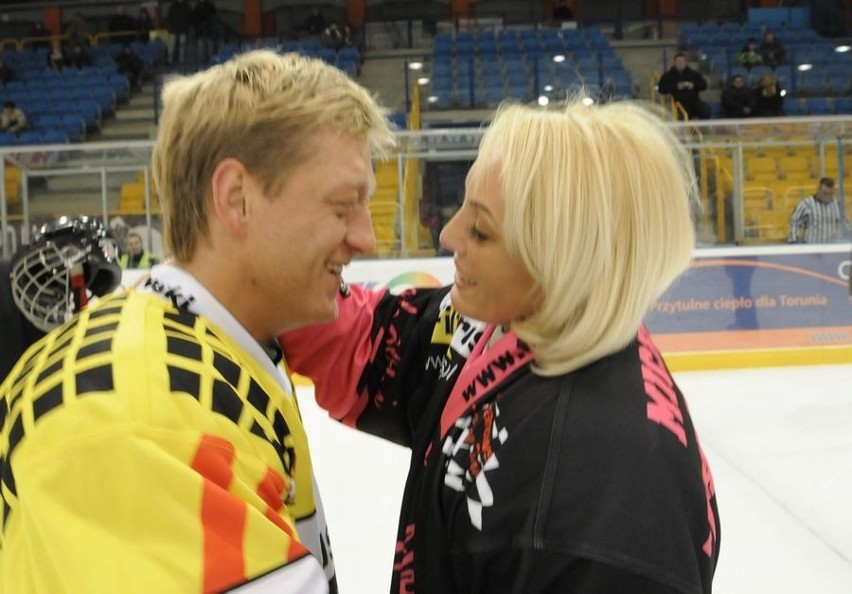 Toruńscy sportowcy zagrali w charytatywnego hokeja