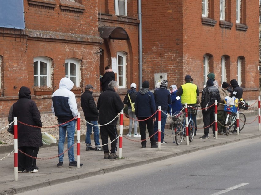 Kolejka przed punktem wydawania żywności. Pomimo apeli...