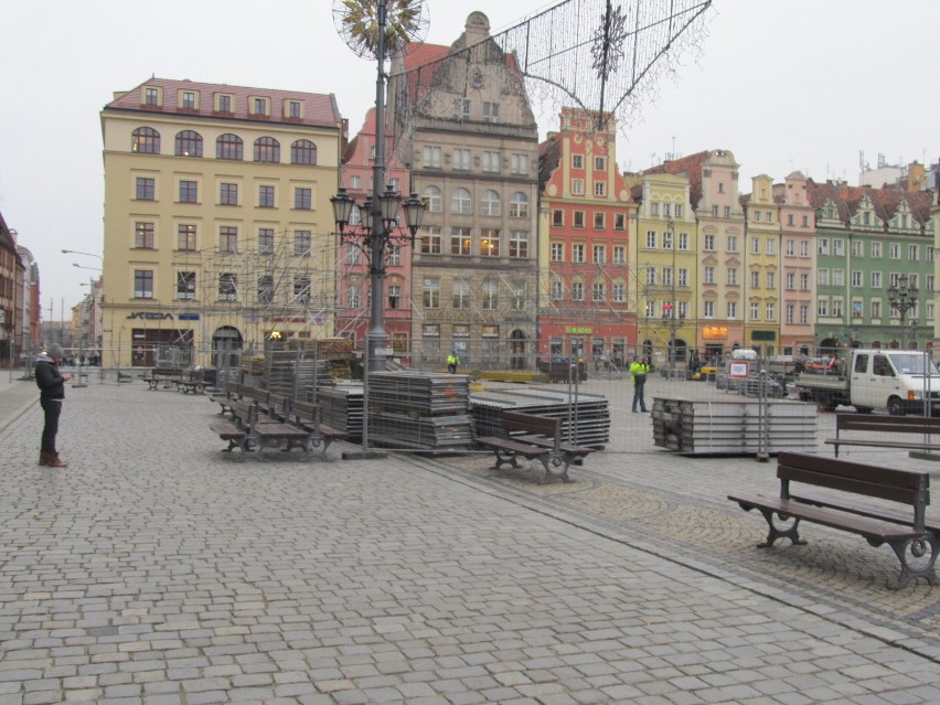 Po raz 8 trwa stawianie sceny sylwestrowej na wrocławskim Rynku (ZDJĘCIA)