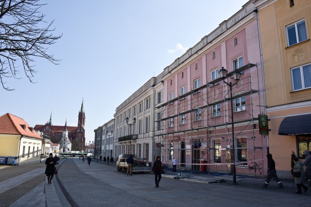 Remont elewacji nie będzie polegał na oklejeniu ścian styropianem. Widoczne tu sgraffita są wpisane do rejestru zabytków. Powstały w latach 70. ubiegłego wieku przed Dożynkami Centralnymi.