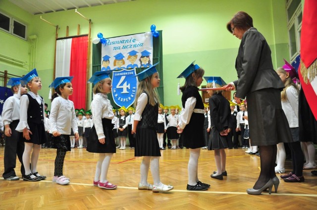 W piątek odbyło się uroczyste pasowanie na uczniów dzieci z klas pierwszych Szkoły Podstawowej numer 4 w Tarnobrzegu.