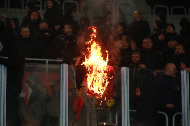 Kibice Legii spalili flagi Jagiellonii na meczu Jagiellonia Białystok - Legia Warszawa 26.10.2018 Legia spalił flagi Jagiellonii