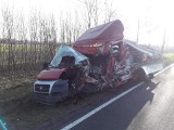 Groźny wypadek w Iwanowicach na DK 43. Bus uderzył w ciężarówkę  ZDJĘCIA 