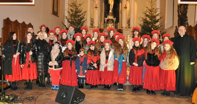 Zespół "Guzowianki" wystąpił w niedzielne popołudnie w koneckiej kolegiacie świętego Mikołaja