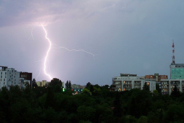 Burzom towarzyszą głównie silne opady deszczu o natężeniu 5-15mm oraz silniejsze porywy wiatru do 60-80km/h.