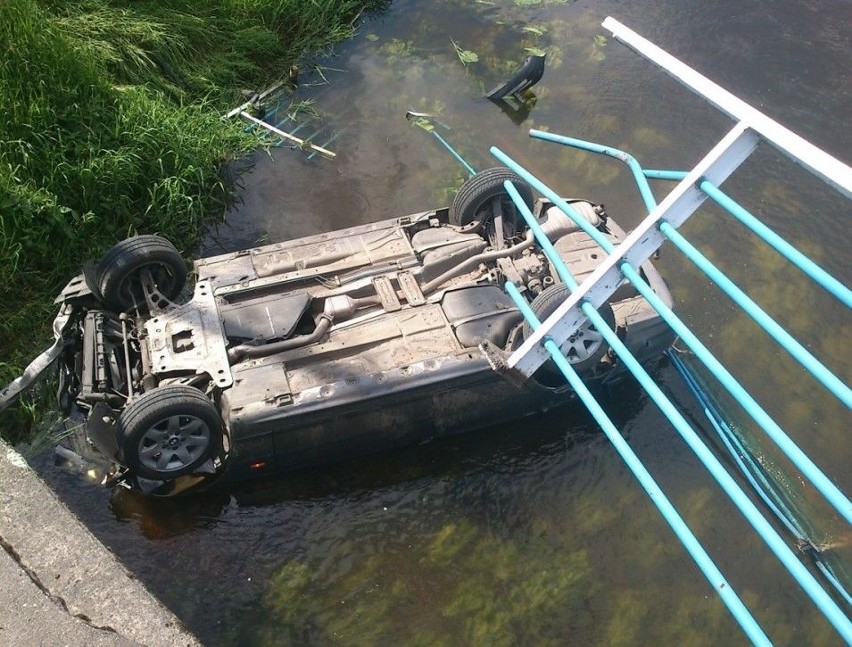 Kumiałka - Dachowanie bmw. Auto wpadło do rzeki (zdjęcia)