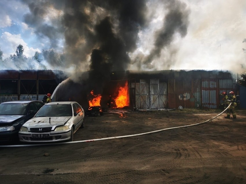 Pożar budynku magazynowego w Zduńskiej Woli gasiła straż...