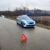 Wypadek na drodze powiatowej Sokoły - Bruszewo. 78-letni rowerzysta potrącony przez młodego kierowcę. Senior trafił do szpitala