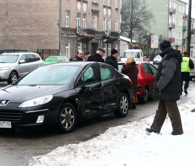 Dwa peugeoty zderzyły się na skrzyżowaniu ulic 25 Czerwca i Waryńskiego.