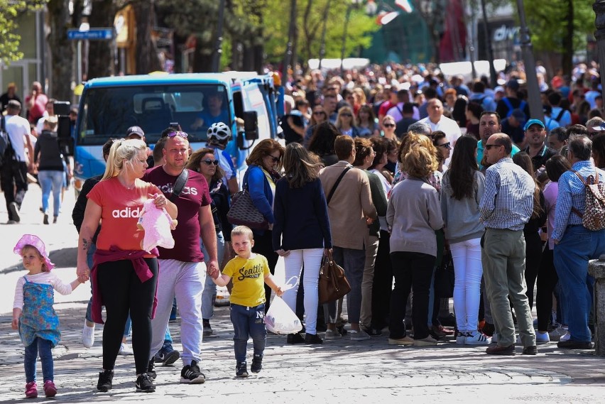 Zakopane. Na Krupówkach jest coraz więcej turystów [ZDJĘCIA]