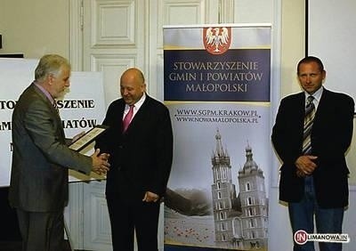 Starosta Jan Puchała odbiera Platynową Płytę Chodnikową Fot. arch.