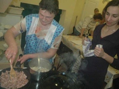 Kartacze-cepeliny i pieczone pierogi z grzybami  przygotowują uczestniczki kursu (od lewej): Urszula Miemiec i Justyna Kniejska.