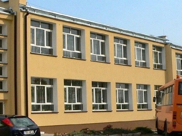 Budynek szkoły w Wiślicy po termomodernizacji prezentuje się bardzo okazale.