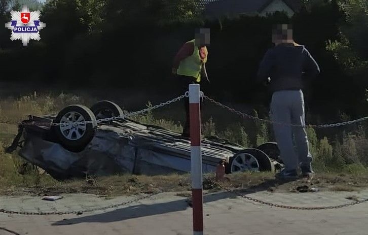 Karwacz: Pijany kierowca bmw "ściął" metalowe słupki i dachował w rowie