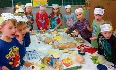 Kolorowe kanapki smakowały wszystkim. Dzieci bawiły się tak samo dobrze podczas spożywania posiłku, jak i jego przyrządzania. FOT. ARCHIWUM