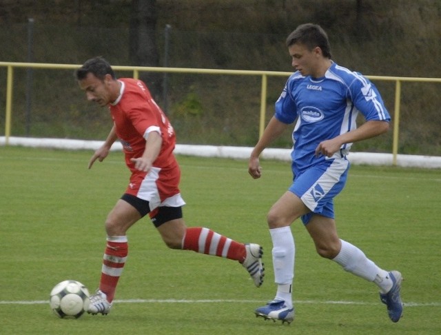 Mariusz Kalamaszek (czerwony strój) zdobył drugiego gola dla Pomorza. 
