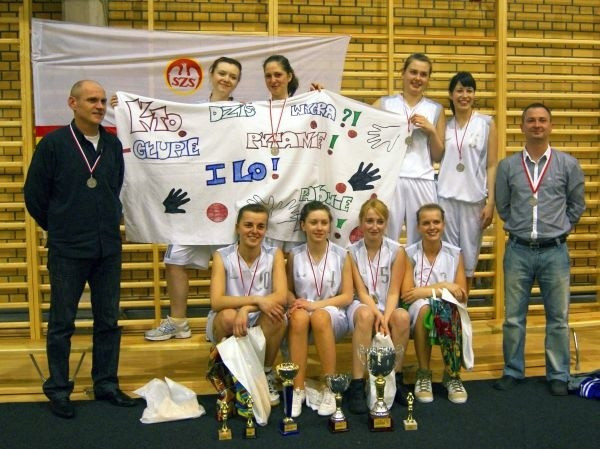 Skład drużyny I LO Łapy (kolejność jak na zdjęciu): stoją od lewej; trener Jacek Łapiński, Dominika Łobodowska, Emilia Młynarczuk, Sylwia Pol, Anna Dworakowska, trener Łukasz Pułkośnik, siedzą od lewej; Anna Łapińska, Milena Dworakowska, Agnieszka Dworakowska i Aleksandra Kozłowska.