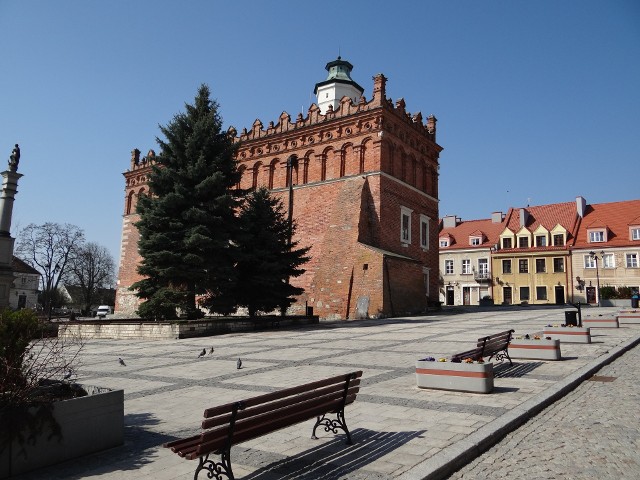 Szklane  ławeczki, które zastąpią drewniane staną wokół Ratusza na sandomierskim Rynku.