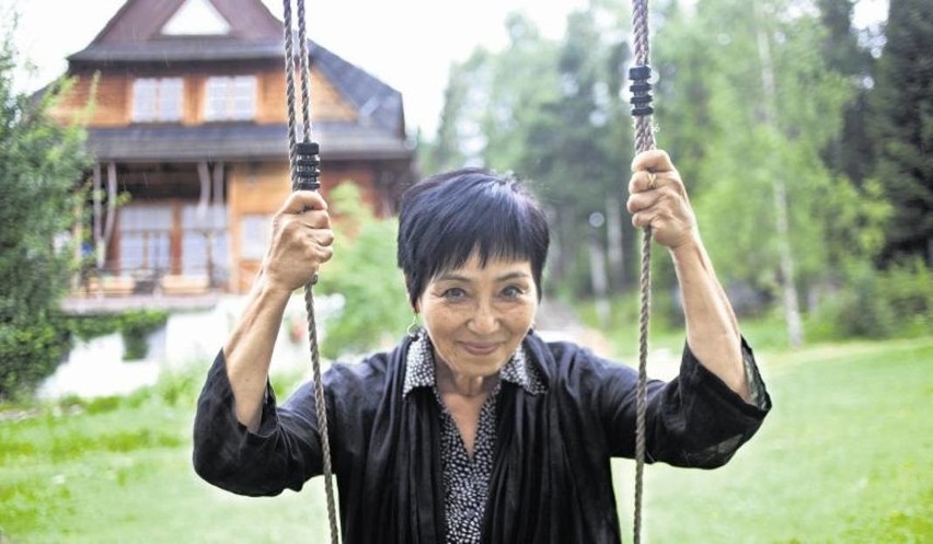 Akiko Miwa (brązowy medal) - właścicielka pensjonatu w...