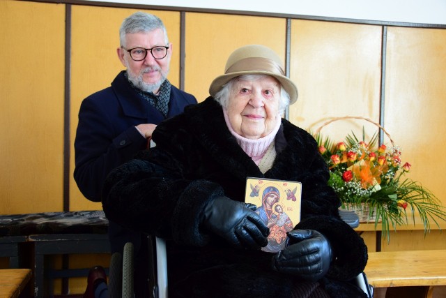 Mieszkańcy wsi Gogółkowo w gminie Gąsawa sprawili zacnej jubilatce niespodziankę. Po mszy św. w miejscowej kaplicy najpierw otrzymała ikonę Matki Bożej, którą podarował ks. proboszcz Tadeusz Nowak, później liczne kwiaty i upominki od sąsiadów, przyjaciół, znajomych. Wszyscy życzyli Stanisławie Judek kolejnych wielu lat w zdrowiu.