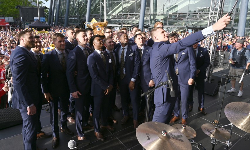 Drużyna Łomży Vive Kielce na scenie podczas ceremonii...