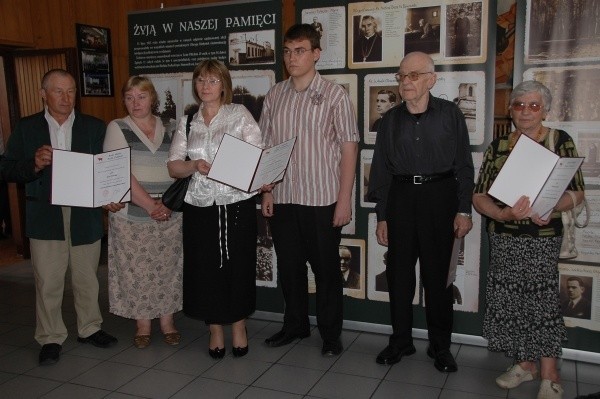 Do grona uhonorowanych należą osoby, które zostały stracone przez hitlerowców 15 lipca 1943 roku w Lasku Pilickim.