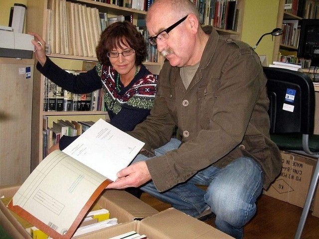 Anna Lipińska i Bogdan Kuffel oglądają zawartość kartonów