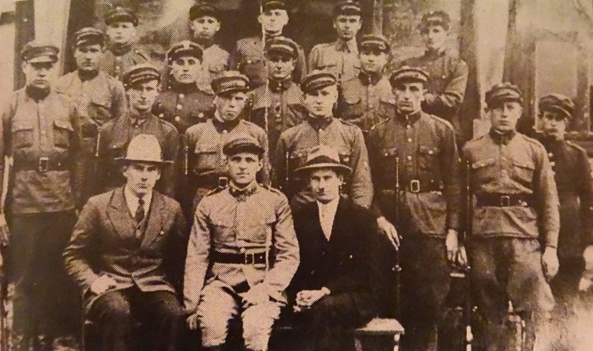1933 rok. Teofil Nadratowski (siedzi w środku), komendant...