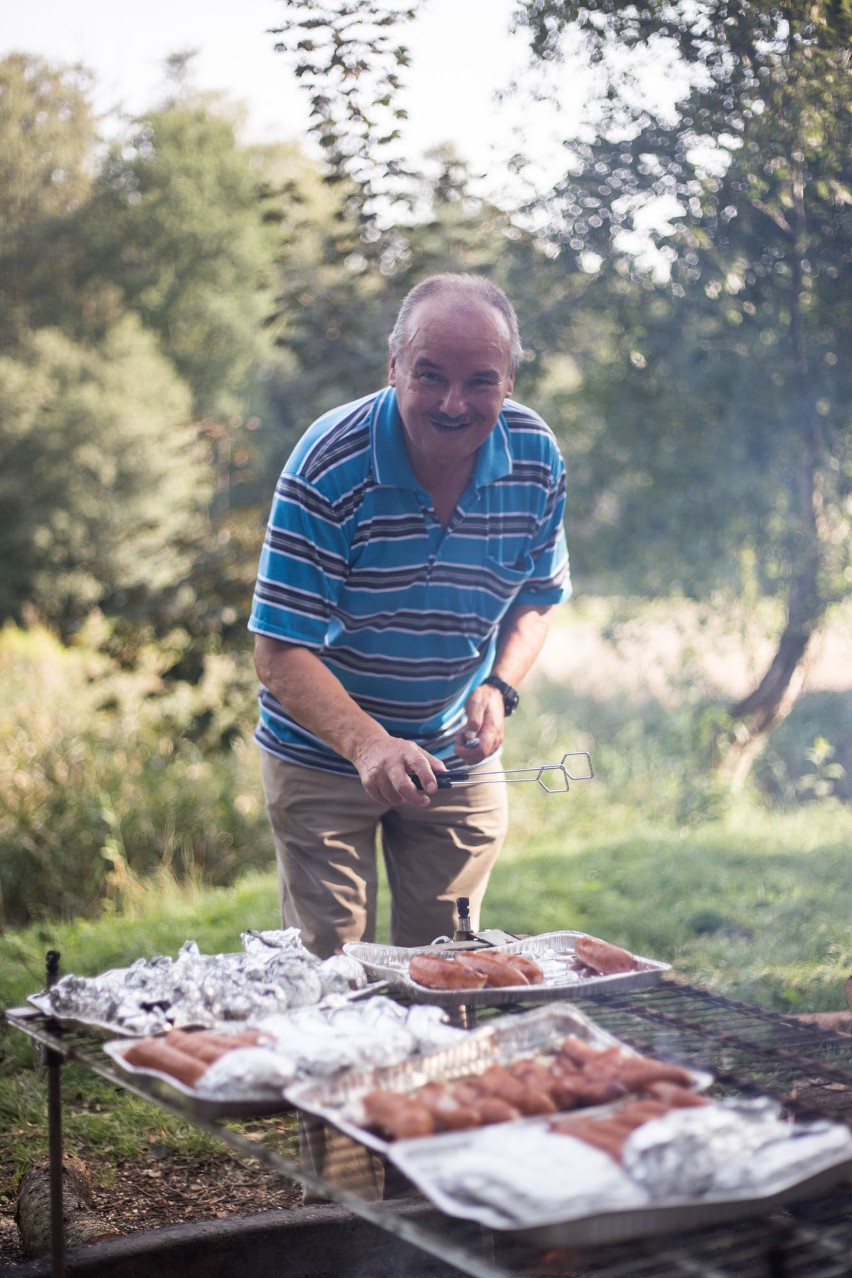 Seniorzy pożegnali lato ogniskiem w parku Trendla