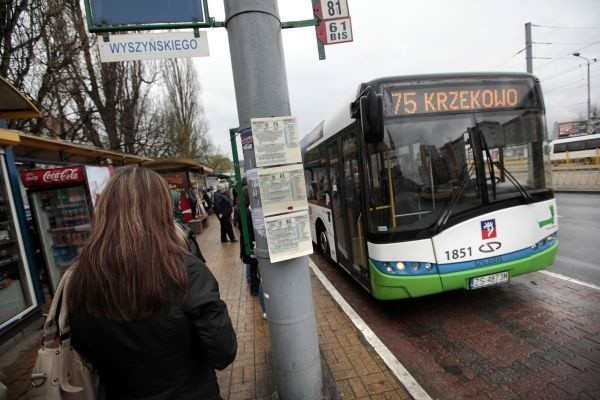 Kierowca autobusu 75 musiał gwałtownie zahamować. Pasażerka trafiła do szpitala.