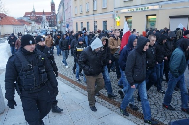 Kilkudziesięciu policjantów w mundurach i w ubraniach cywilnych asystowało podczas marszu