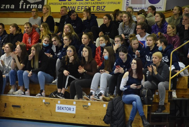 Kibice w trakcie meczu koszykarek AZS AJP Gorzów - Zagłębie Sosnowiec w Energa Basket Lidze Kobiet