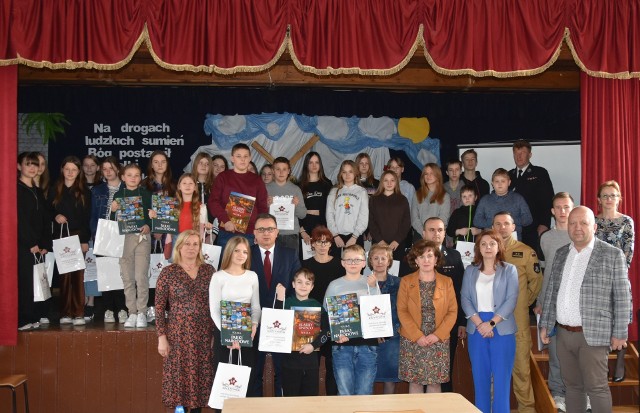 Uczestnicy etapu gminnego Ogólnopolskiego Turnieju Wiedzy Pożarniczej "Młodzież Zapobiega Pożarom" w Iwaniskach.