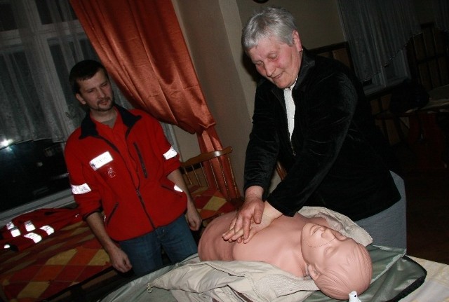 Słuchaczka UTW Elżbieta Krawiec bezbłędnie wykonała masaż serca na fantomie, czym zaskoczyła swoje koleżanki i kolegów, a nawet ratowników.