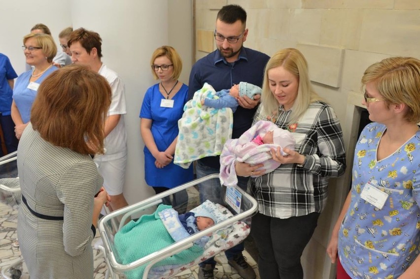 Trojaczki z Kielc opuściły szpital. Artur, Odeta i Wiktor już w domu [ZDJĘCIA]