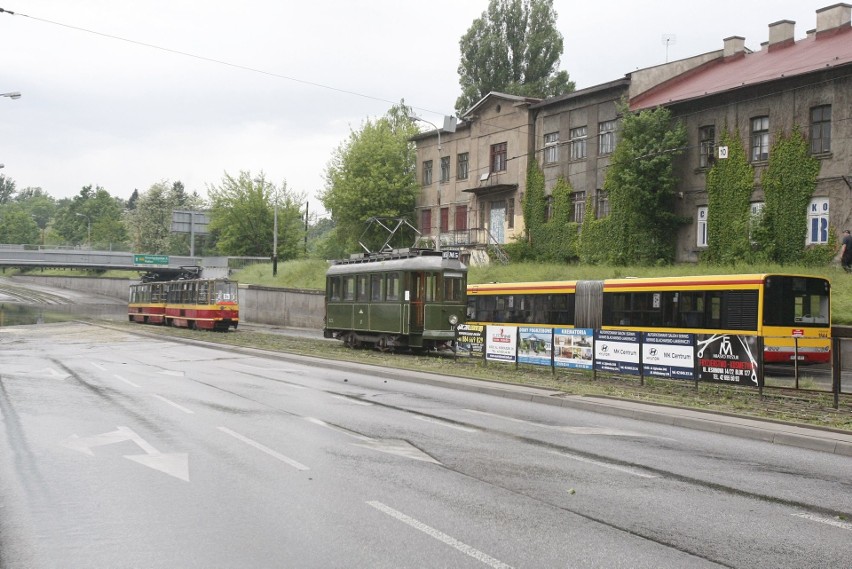 Usuwanie szkód po burzy w Łodzi z 11 maja. Zalany tramwaj pójdzie na złom