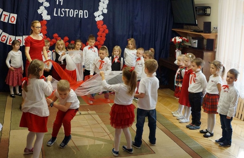 Święto Niepodległości w Przedszkolu Samorządowym numer 43 w Kielcach. Dzieci z przejęciem śpiewały hymn, spotkały się z kombatantami  